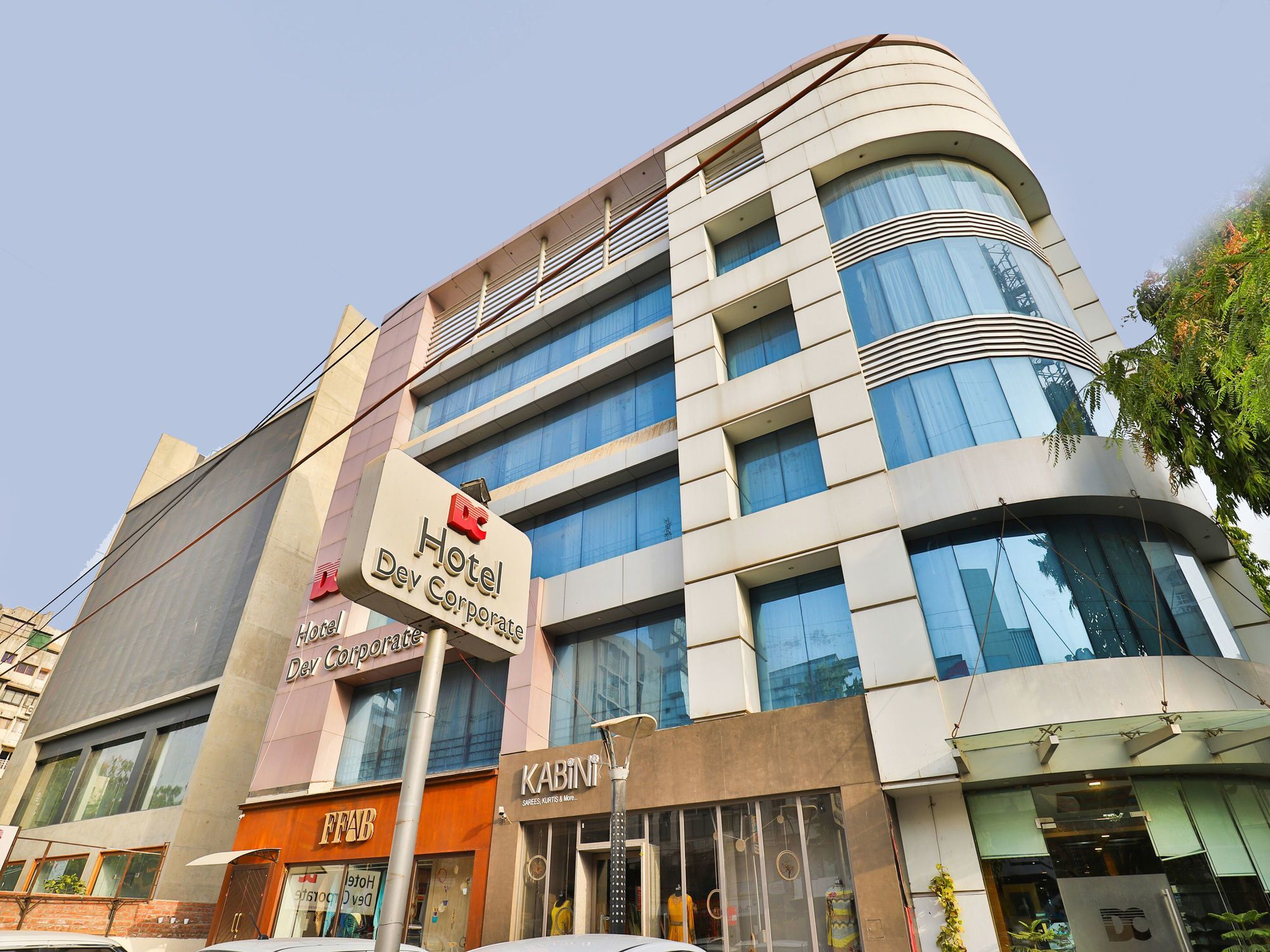 Capital O 15537 Dev Corporate Hotel Ahmedabad Luaran gambar